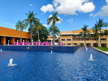 Playa del Carmen, Quintana Roo, Meksika - 20 Kasım 2024: Sonbahar sezonunda Barcelo Maya Oteli bölgesinde