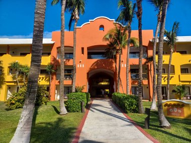 Playa del Carmen, Quintana Roo, Meksika - 20 Kasım 2024: Sonbahar sezonunda Barcelo Maya Oteli bölgesinde