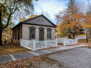 Toronto, ON, Kanada 10 Ekim 2024: Black Creek 'teki The Village' da Fisherville Charge binası.