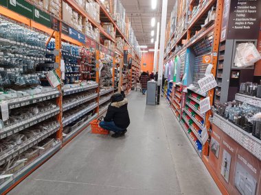 Toronto, On, Kanada - 21 Aralık 2024: Home Depot 'taki rafların ve rafların görüntüsü.