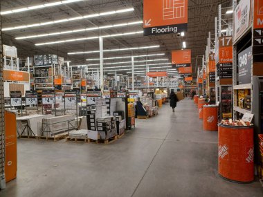 Toronto, On, Kanada - 21 Aralık 2024: Home Depot 'taki rafların ve rafların görüntüsü.