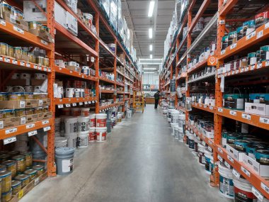 Toronto, On, Kanada - 21 Aralık 2024: Home Depot 'taki rafların ve rafların görüntüsü.