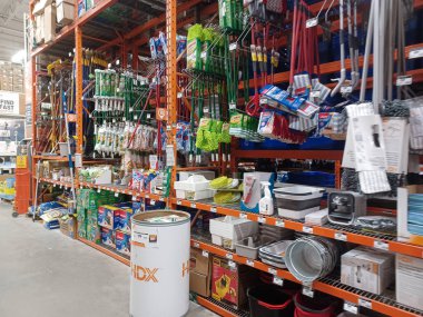 Toronto, On, Kanada - 21 Aralık 2024: Home Depot 'taki rafların ve rafların görüntüsü.