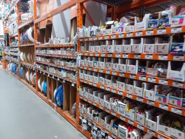 Toronto, On, Kanada - 21 Aralık 2024: Home Depot 'taki rafların ve rafların görüntüsü.