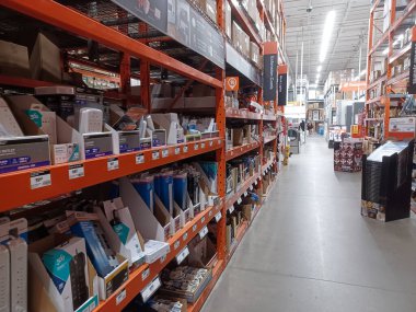 Toronto, On, Kanada - 21 Aralık 2024: Home Depot 'taki rafların ve rafların görüntüsü.