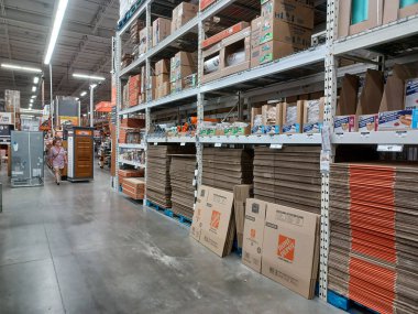 Toronto, On, Kanada - 21 Aralık 2024: Home Depot 'taki rafların ve rafların görüntüsü.