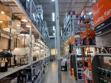 Toronto, On, Kanada - 21 Aralık 2024: Home Depot 'taki rafların ve rafların görüntüsü.