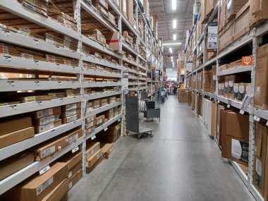 Toronto, On, Kanada - 21 Aralık 2024: Home Depot 'taki rafların ve rafların görüntüsü.