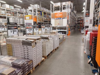 Toronto, On, Kanada - 21 Aralık 2024: Home Depot 'taki rafların ve rafların görüntüsü.