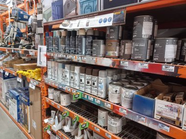 Toronto, On, Kanada - 21 Aralık 2024: Home Depot 'taki rafların ve rafların görüntüsü.