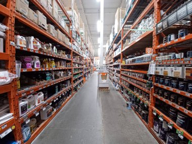 Toronto, On, Kanada - 21 Aralık 2024: Home Depot 'taki rafların ve rafların görüntüsü.
