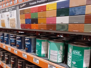 Toronto, On, Kanada - 21 Aralık 2024: Home Depot 'taki rafların ve rafların görüntüsü.