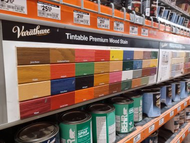 Toronto, On, Kanada - 21 Aralık 2024: Home Depot 'taki rafların ve rafların görüntüsü.