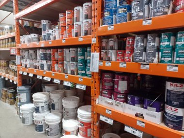 Toronto, On, Kanada - 21 Aralık 2024: Home Depot 'taki rafların ve rafların görüntüsü.