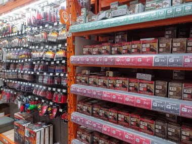 Toronto, On, Kanada - 21 Aralık 2024: Home Depot 'taki rafların ve rafların görüntüsü.