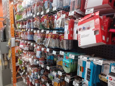 Toronto, On, Kanada - 21 Aralık 2024: Home Depot 'taki rafların ve rafların görüntüsü.