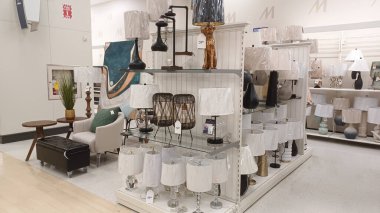 Toronto, On, Kanada - 20 Aralık 2024: Ev mobilyası ve ev eşyalarıyla raf manzarası.