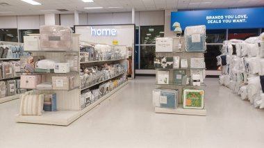 Toronto, On, Kanada - 20 Aralık 2024: Ev mobilyası ve ev eşyalarıyla raf manzarası.