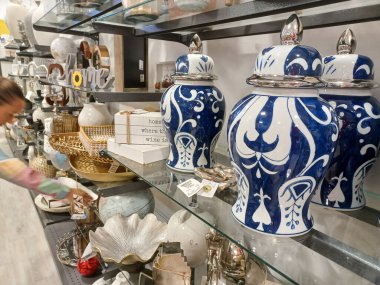 Toronto, On, Kanada - 20 Aralık 2024: Ev mobilyası ve ev eşyalarıyla raf manzarası.