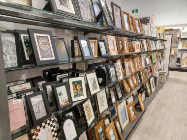 Toronto, On, Kanada - 20 Aralık 2024: Ev mobilyası ve ev eşyalarıyla raf manzarası.