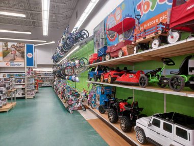 Toronto, On, Kanada - 27 Kasım 2024 Oyuncaklar R Us mağazasındaki oyuncaklarla birlikte raflara bakın.