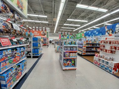 Toronto, On, Kanada - 27 Kasım 2024 Oyuncaklar R Us mağazasındaki oyuncaklarla birlikte raflara bakın.