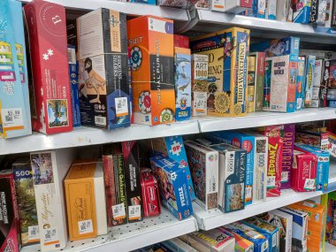 Toronto, On, Kanada - 27 Kasım 2024: Value Village ikinci el mağazasındaki kitap bölümüne bakın.
