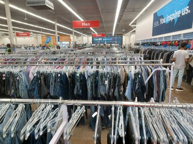 Toronto, On, Kanada - 27 Kasım 2024: Value Village ikinci el mağazasındaki giysi bölümüne bakın.