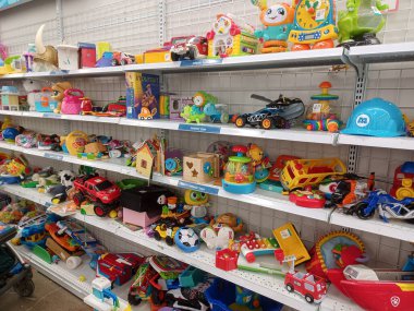 Toronto, On, Kanada - 27 Kasım 2024: Value Village ikinci el mağazasındaki oyuncak bölümüne bakın