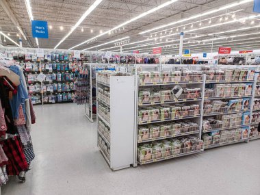 Toronto, On, Kanada - 30 Kasım 2024: Walmart süpermarketindeki malzeme bölümüne bakın.