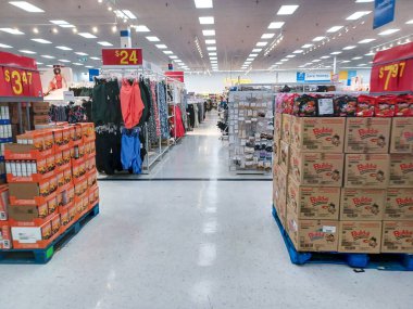 Toronto, On, Kanada - 30 Kasım 2024: Walmart süpermarketindeki malzeme bölümüne bakın.