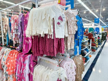Toronto, On, Kanada - 30 Kasım 2024: Walmart süpermarketindeki malzeme bölümüne bakın.