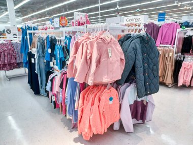 Toronto, On, Kanada - 30 Kasım 2024: Walmart süpermarketindeki malzeme bölümüne bakın.
