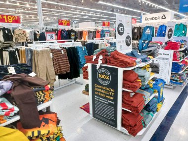 Toronto, On, Kanada - 30 Kasım 2024: Walmart süpermarketindeki malzeme bölümüne bakın.