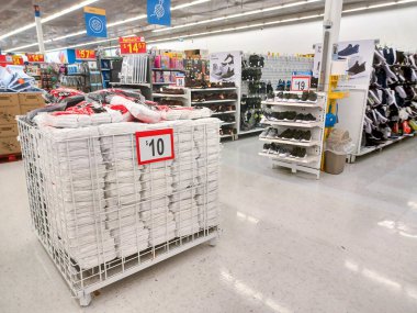 Toronto, On, Kanada - 30 Kasım 2024: Walmart süpermarketindeki malzeme bölümüne bakın.