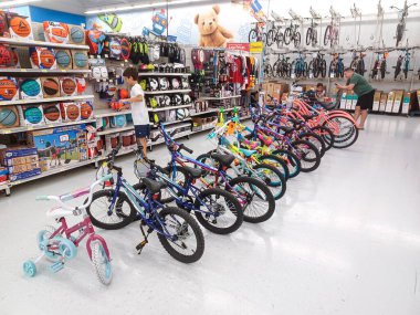 Toronto, On, Kanada - 30 Kasım 2024: Walmart süpermarketindeki malzeme bölümüne bakın.