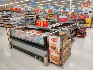 Toronto, On, Kanada - 29 Kasım 2024: Walmart süpermarketindeki bakkal departmanına bakın.