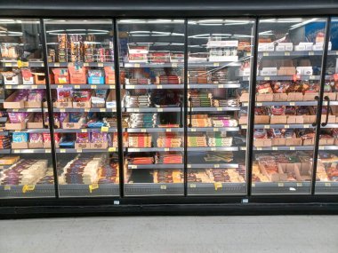 Toronto, On, Kanada - 29 Kasım 2024: Walmart süpermarketindeki bakkal departmanına bakın.