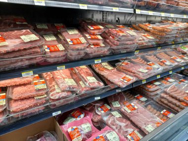 Toronto, On, Kanada - 29 Kasım 2024: Walmart süpermarketindeki üretim departmanına bakın.