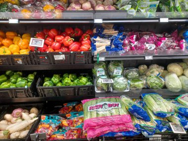 Toronto, On, Kanada - 29 Kasım 2024: Walmart süpermarketindeki üretim departmanına bakın.