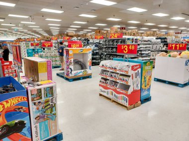 Toronto, On, Kanada - 4 Kasım 2024: Walmart süpermarketindeki oyuncaklarla raflara bakın.