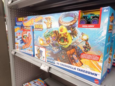 Toronto, On, Kanada - 4 Kasım 2024: Walmart süpermarketindeki oyuncaklarla raflara bakın.