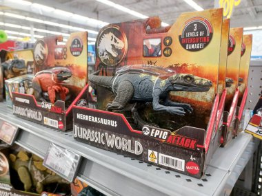 Toronto, On, Kanada - 4 Kasım 2024: Walmart süpermarketindeki oyuncaklarla raflara bakın.