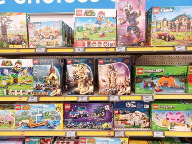 Toronto, On, Kanada - 4 Kasım 2024: Walmart süpermarketindeki oyuncaklarla raflara bakın.