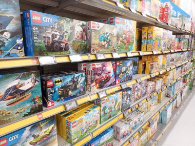 Toronto, On, Kanada - 4 Kasım 2024: Walmart süpermarketindeki oyuncaklarla raflara bakın.