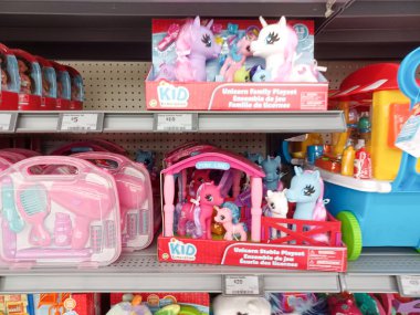 Toronto, On, Kanada - 4 Kasım 2024: Walmart süpermarketindeki oyuncaklarla raflara bakın.