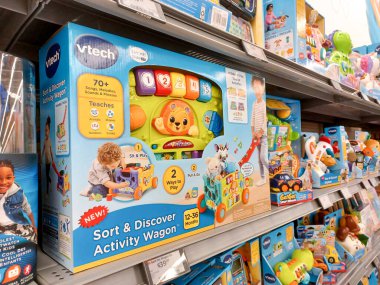 Toronto, On, Kanada - 4 Kasım 2024: Walmart süpermarketindeki oyuncaklarla raflara bakın.