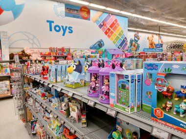 Toronto, On, Kanada - 4 Kasım 2024: Walmart süpermarketindeki oyuncaklarla raflara bakın.