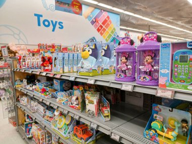 Toronto, On, Kanada - 4 Kasım 2024: Walmart süpermarketindeki oyuncaklarla raflara bakın.