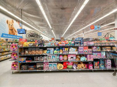 Toronto, On, Kanada - 4 Kasım 2024: Walmart süpermarketindeki oyuncaklarla raflara bakın.